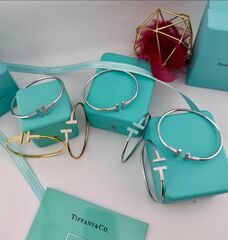 Браслет Т из серебра 925 пробы с фианитами и эмалью в стиле Tiffany