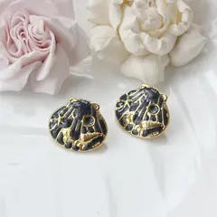 Серьги пусеты Ракушки с эмалью, чёрный, 22*25 мм, сталь, позолота, СГ036