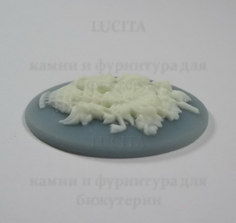 Камея "Корзина с цветами " белого цвета  на голубом фоне 40х30 мм ()