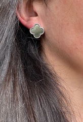 sergi-trendy-iz-serebra-s-temnym-perlamutrom-1-motiv-krupnye-18mm