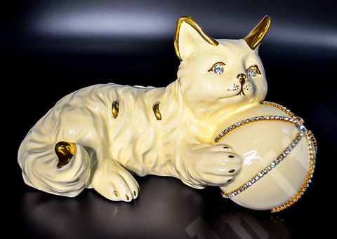 Кошка с мячом. Фарфор, золочение, стразы. 1990-2000-е гг. Китай, Ханчжоу, Hangzhou Jinding.