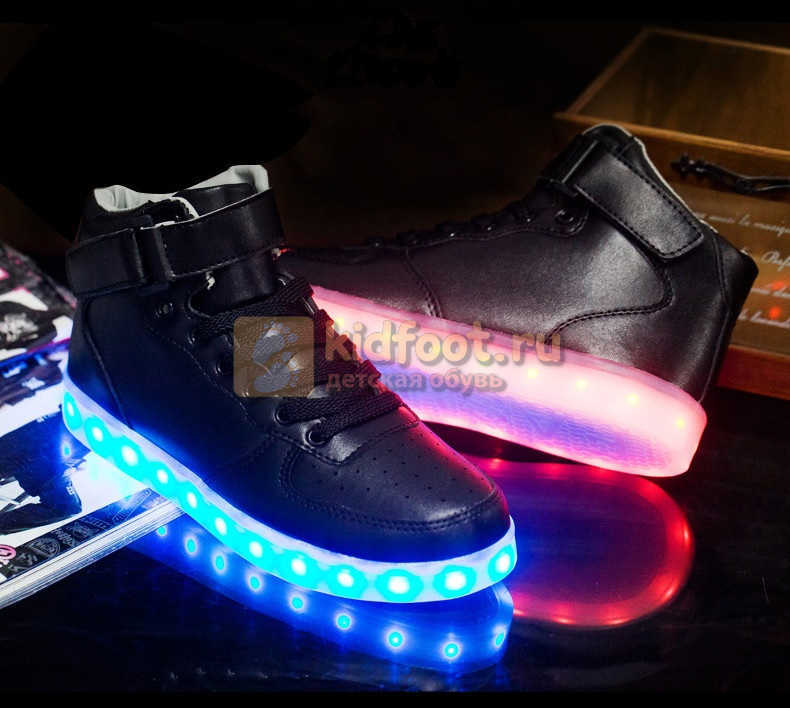 Светящиеся высокие кроссовки с USB зарядкой Fashion (Фэшн) на шнурках и липучках, цвет черный, светится вся подошва