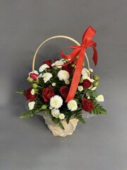 Корзина с красными кустовыми розами и хризантемами