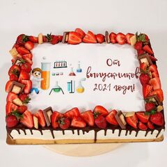 Торт на выпускной в школу или детский сад с ягодами
