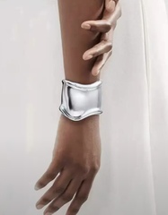 45078- Стильный, широкий браслет-манжета co bone cuff из стали в белом родаже