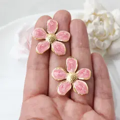 Серьги пусеты Цветы с эмалью, розовый, 32 мм, сталь, позолота, СГ033