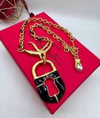 kole-zamok-v-klyuve-pticy-v-stile-schiaparelli-s-chernoj-ehmalyu
