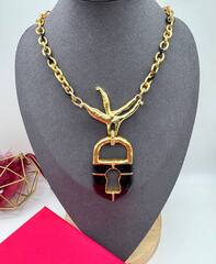 kole-zamok-v-klyuve-pticy-v-stile-schiaparelli-s-chernoj-ehmalyu