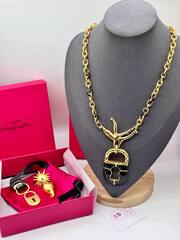 kole-zamok-v-klyuve-pticy-v-stile-schiaparelli-s-chernoj-ehmalyu