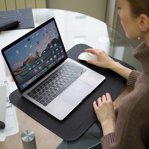 Коврик для MacBook Tapis из натуральной кожи теленка черного цвета