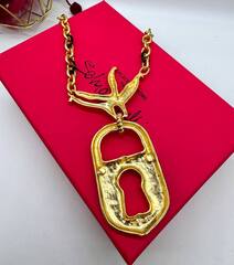 kole-zamok-v-klyuve-pticy-v-stile-schiaparelli-s-chernoj-ehmalyu