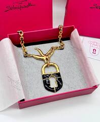 kole-zamok-v-klyuve-pticy-v-stile-schiaparelli-s-chernoj-ehmalyu