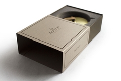 Часы Nomon Atomo Gold (корпус - орех/основание - латунь/стрелки - орех).  D=10см, H=10,5см