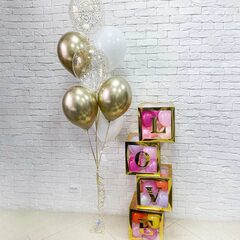 Композиция из золотых воздушных шаров с коробками LOVE