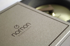 Часы Nomon Atomo Gold (корпус - орех/основание - латунь/стрелки - орех).  D=10см, H=10,5см