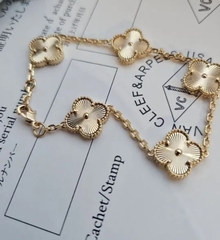 braslet-trendy-s-5yu-podveskami-klever-s-almaznymi-granyami-giloshe-serebro-zoloto