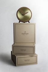 Часы Nomon Atomo Gold (корпус - орех/основание - латунь/стрелки - орех).  D=10см, H=10,5см