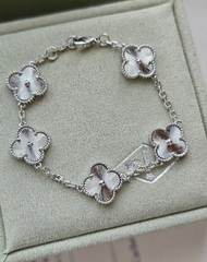 braslet-trendy-s-5yu-podveskami-klever-s-almaznymi-granyami-giloshe-serebro-zoloto