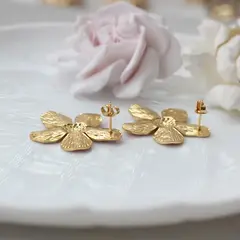 Серьги пусеты Цветы с эмалью, кремовый, 32 мм, сталь, позолота, СГ034