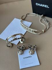 braslet-zhestkij-chanel-cvet-shampan-s-vstavkoj-iz-kozhi