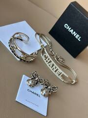braslet-zhestkij-chanel-cvet-shampan-s-vstavkoj-iz-kozhi
