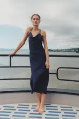 ZARA АТЛАСНОЕ ПЛАТЬЕ В БЕЛЬЕВОМ СТИЛЕ С ЗОЛОТИСТОЙ ФУРНИТУРОЙ, СИНИЙ