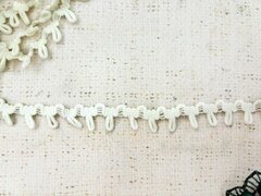 Тесьма с эластичными петлями, 8х10 м, ш. 1,5 см, сливочный