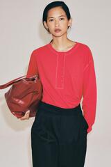 ZARA ФУТБОЛКА ИЗ СМЕСОВОГО ЛЬНА С ВОРОТНИКОМ НА ПУГОВИЦАХ, КЛУБНИЧНЫЙ