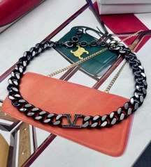 53232 - Колье-цепь крупная с подвесками лого в стиле VALENTINO в черном родаже