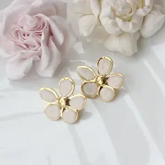 Серьги пусеты Цветы с эмалью, кремовый, 28 мм, сталь, позолота, СГ010
