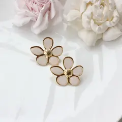 Серьги пусеты Цветы с эмалью, кремовый, 28 мм, сталь, позолота, СГ010
