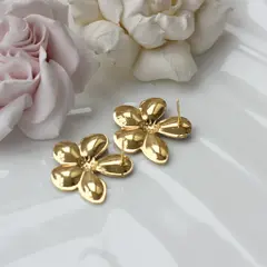 Серьги пусеты Цветы с эмалью, кремовый, 28 мм, сталь, позолота, СГ010