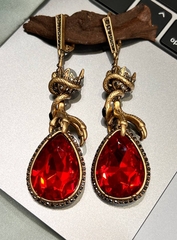 sergi-s-podveskami-s-podveskoj-kaplya-alexander-mcqueen