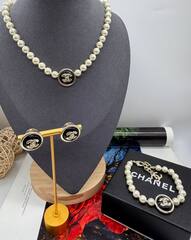 Браслет CHANEL из жемчужин с круглой подвеской