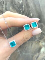 Серьги-пусеты квадратные из серебра с цирконом параиба в обрамлении фианитов