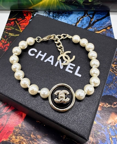 Браслет CHANEL из жемчужин с круглой подвеской