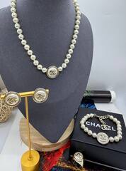 Браслет CHANEL из жемчужин с круглой подвеской