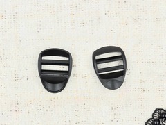 Пряжка трёхщелевая усиленная РОМ пластик, ш. 2,5 см, 3,9 гр, чёрный