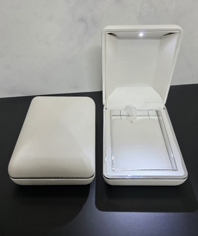 Коробка/футляр белая с подсветкой для упаковки колье/комплекта ювелирных украшений