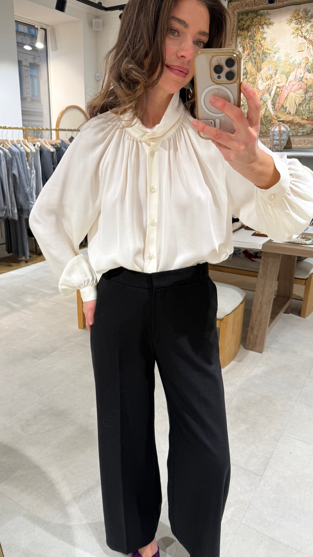 Присборенная блуза с горлом стойкой