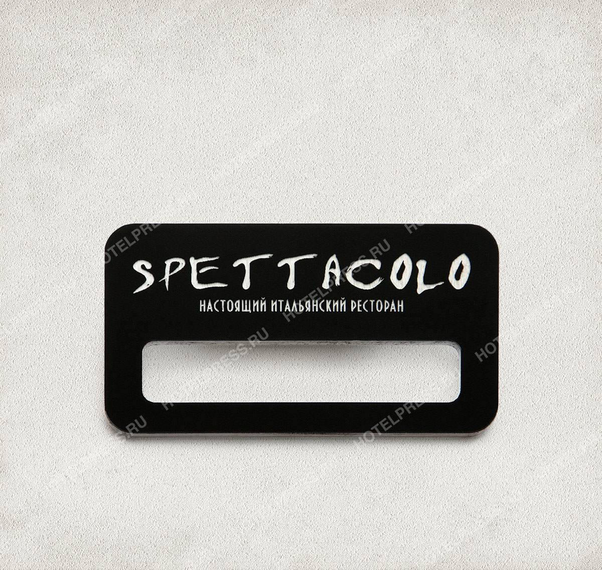 Бейдж с гравировкой итальянского ресторана SPETTACOLO