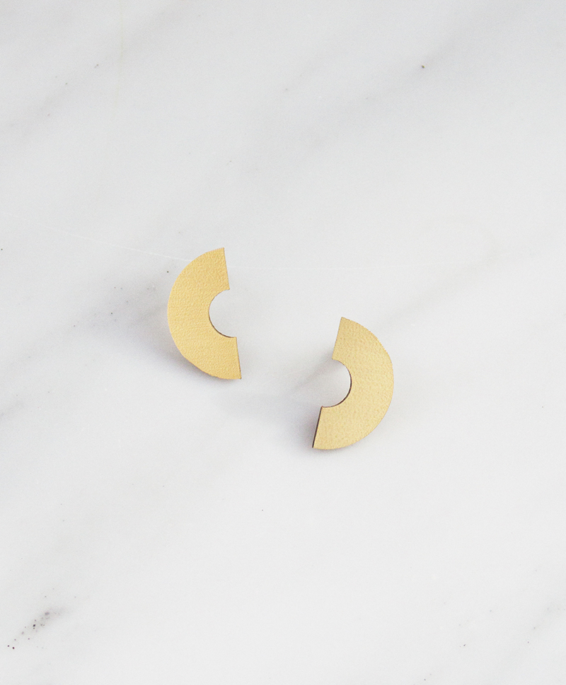 Серьги Half Disc Studs Brushed Brass