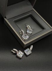 4955 - Серьги из серебра с квадратными, цирконами в бриллиантовой огранке