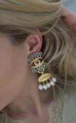 dlinnye-sergi-v-stile-schiaparelli-s-golubymi-kaplyami-i-podveskami-iz-zhemchuga