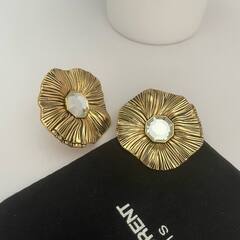 sergi-klipsy-kruglye-iz-latuni-ysl-v-vintazhnom-stile