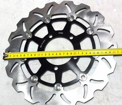 Диск тормозной передний лепестковый на TRIUMPH Daytona 675 / Street Triple 660, 675 / Thruxton 1200 / Bonneville 1200 / 2013-2026 г.в.