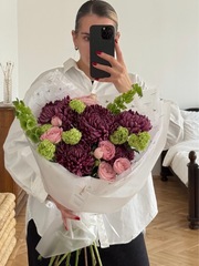 Букет из хризантем бигуди, молюцеллы, кустовых пионовидных роз и вибурнума