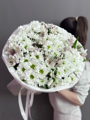 Букет из хризантем и альстромерий