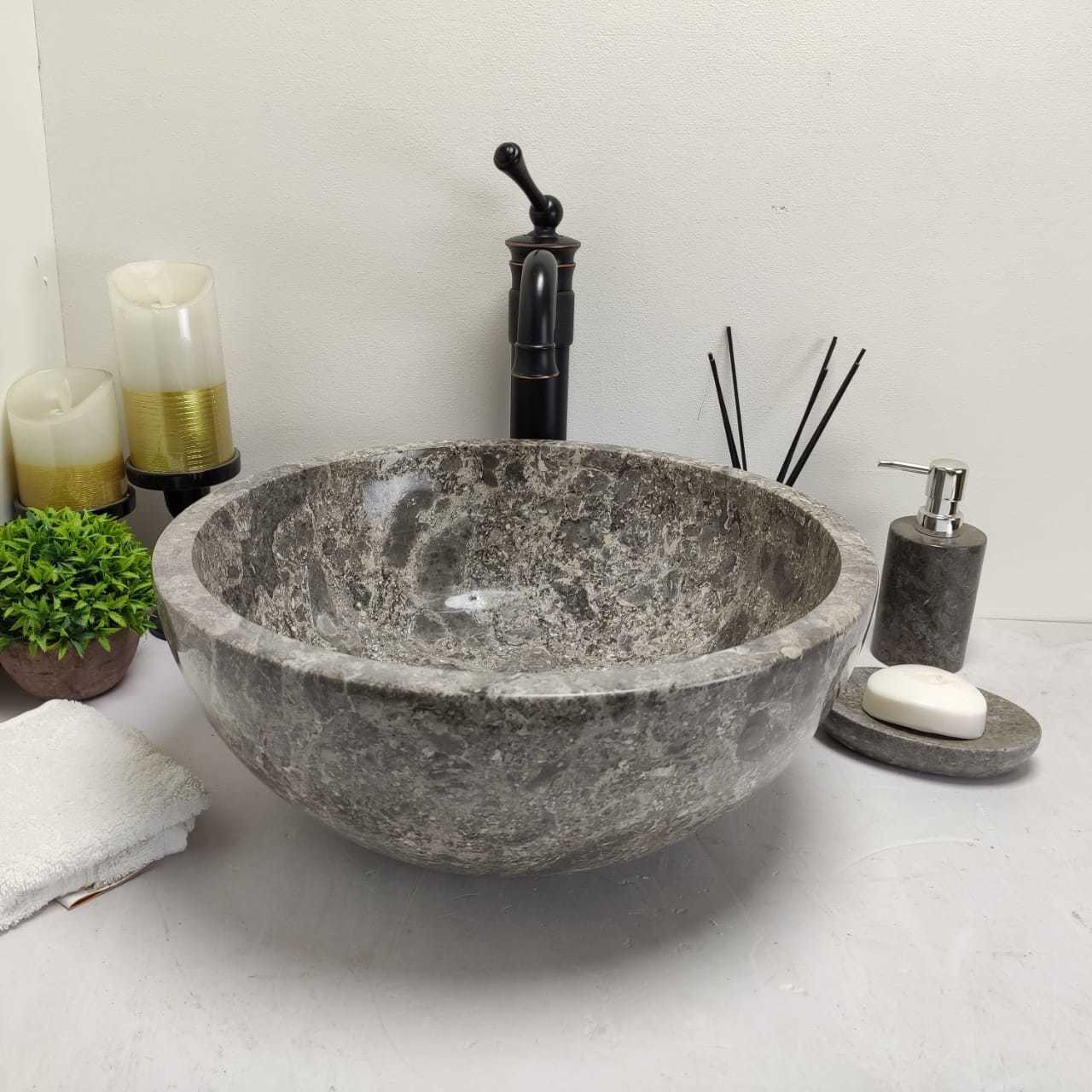 Круглая раковина из серого мрамора с дозатором и мыльницей из того же камня