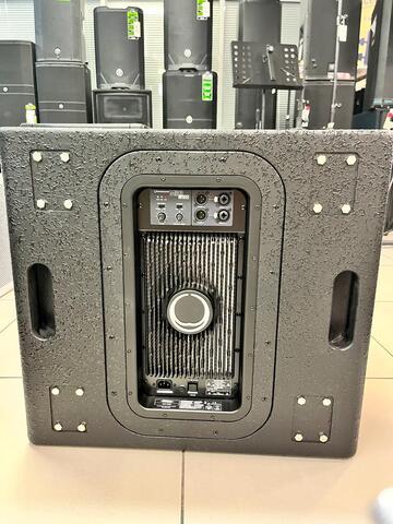 TURBOSOUND M18B активный сабвуфер 18', пиковая мощность 2200Вт, усилитель Krark Teknik класса D, частотный диапазон 40Гц–100Гц